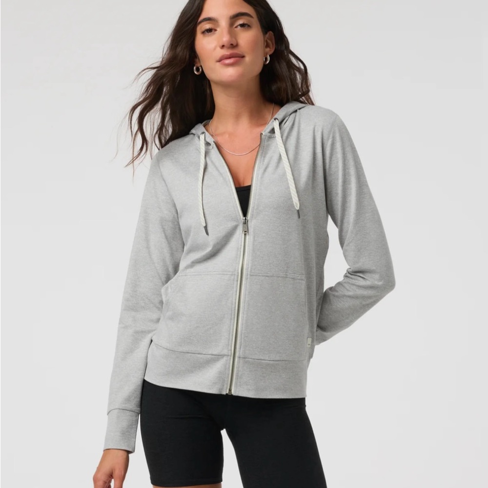 Vuori Halo Performance Hoodie 2.0 in Pale Grey Heather